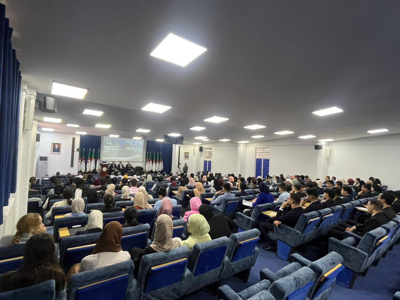 استضافة البروفيسور أمير لبديوي لالقاء محاضرة بعنوان الجزائر وتحديات النهوض الإقتصادي الإستراتيجيات، الإصلاحات و المؤسسات