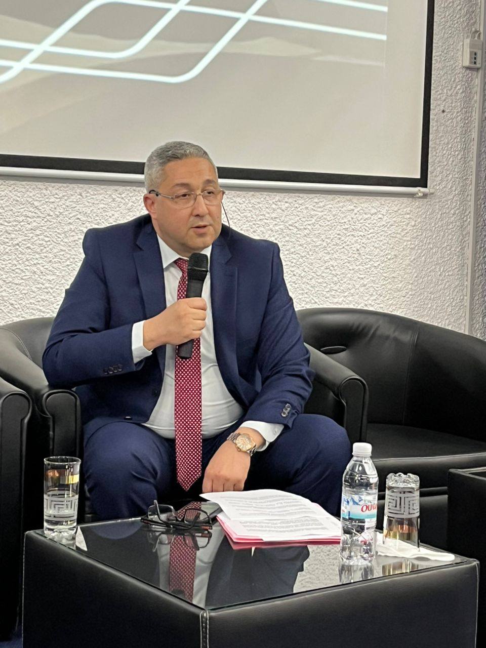 استضافة البروفيسور أمير لبديوي لالقاء محاضرة بعنوان الجزائر وتحديات النهوض الإقتصادي الإستراتيجيات، الإصلاحات و المؤسسات